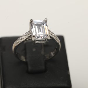 srebrni prsten na kojem je cirkon