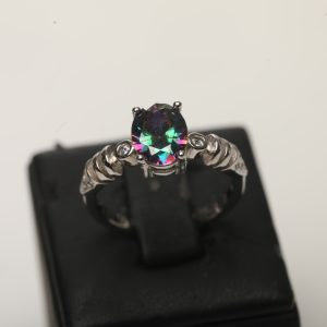 srebrni prsten na kojem je šareni cirkon