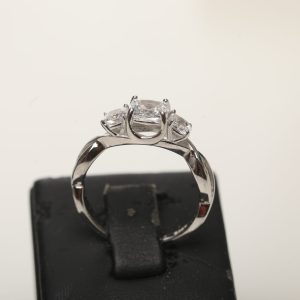 srebrni prsten sa tri cirkona